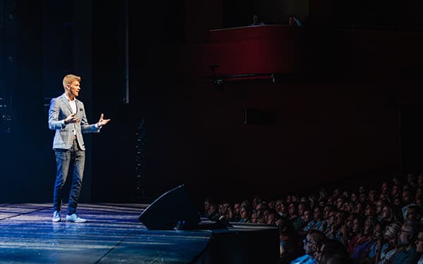 Bart Grootveld presenteert op het podium