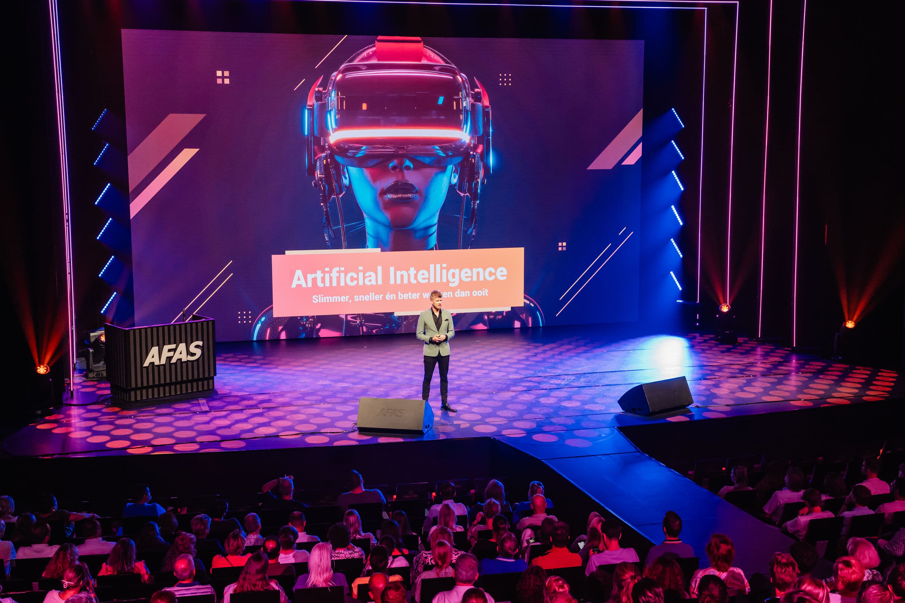 Bart Grootveld presenteert over Artificial Intelligence op het podium