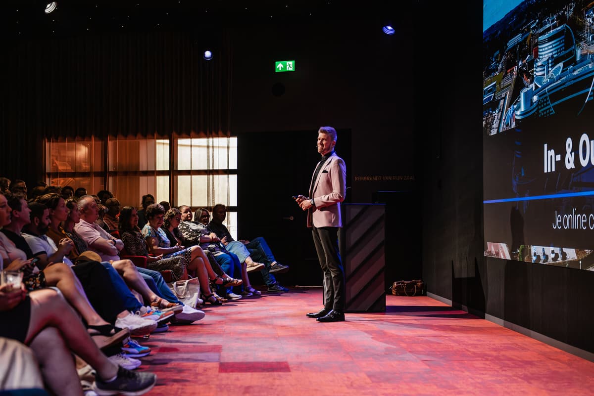 Bart Grootveld presenteert voor een publiek